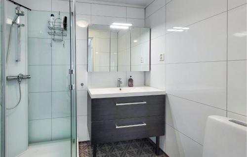een badkamer met een wastafel en een douche bij Nice Home In Bremnes With Wifi in Bremnes