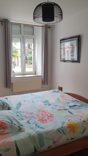 um quarto com uma cama grande e um edredão colorido em L'Embellie em Quintin