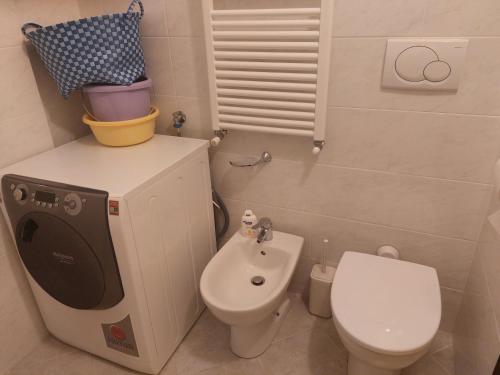 a small bathroom with a toilet and a sink at Casa Margherita in Deiva Marina