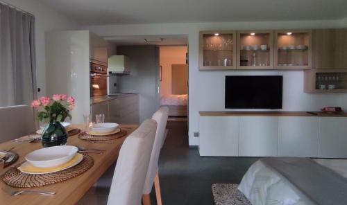 uma cozinha e sala de estar com mesa e cadeiras em Apartmán Bříza, výhled na zámek em Náchod