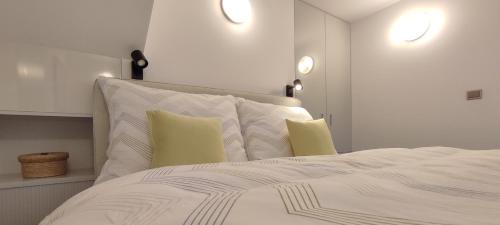 Ein Bett oder Betten in einem Zimmer der Unterkunft Apartmán Bříza, výhled na zámek