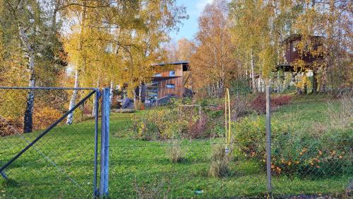 Ein Garten an der Unterkunft Apartmán Bříza, výhled na zámek