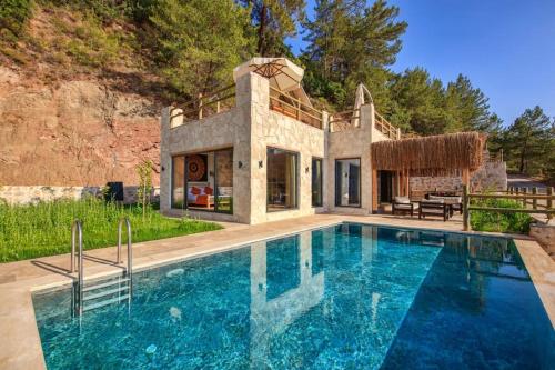 una piscina davanti a una casa di Unique Sea View VILLA a Faralya