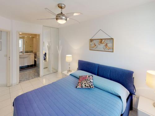 um quarto com uma cama azul e uma casa de banho em Appartement Menton, 3 pièces, 6 personnes - FR-1-196-248 em Menton