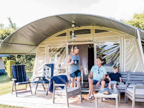 Nice tent lodge on a holiday park in the Kempen