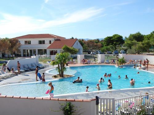 - un groupe de personnes dans la piscine d'un complexe dans l'établissement Holiday Home in France with Garden Terrace, à Torreilles