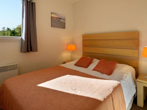 une chambre avec un grand lit et une fenêtre dans l'établissement Apartment in Fréhel near Cap Fréhel, à Fréhel