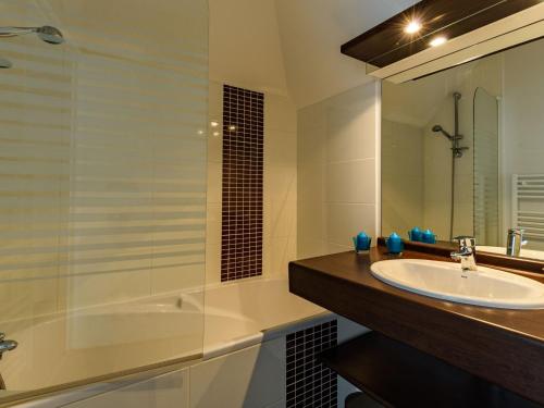une salle de bain avec un lavabo et une baignoire dans l'établissement Apartment in Fréhel near Cap Fréhel, à Fréhel