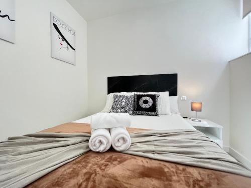 a bedroom with a large bed with towels on it at Acogedor Infanta Mercedes in Madrid