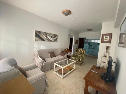 un soggiorno con divano e tavolo di Casa Quintilia a Los Llanos de Aridane