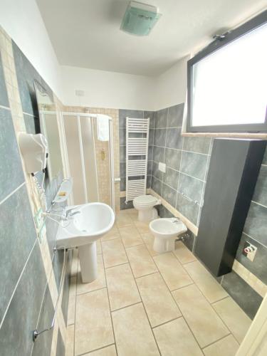 a bathroom with a sink and a toilet at La Luna di Mezzanotte in Fratta Todina