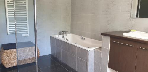 une salle de bain avec une baignoire et un lavabo dans l'établissement villa ORANANS, à Marseillan
