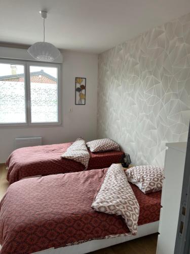 une chambre avec deux lits et une fenêtre dans l'établissement Jolie petite maison 4-6 couchages, à Auchy-les-Mines