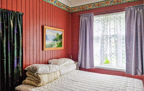 Postel nebo postele na pokoji v ubytování Cozy Home In Fjra With Kitchen