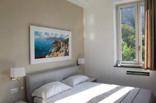 ein Schlafzimmer mit einem Bett und einem Wandgemälde in der Unterkunft Villa Emanuel White in Sorrent