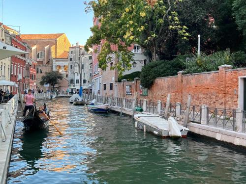 Venice Luxury Suite - Private Jacuzzi and Design photo 26