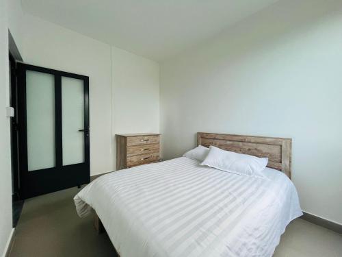 una camera con un letto bianco e una finestra di The Seaview Flat a Union Vale