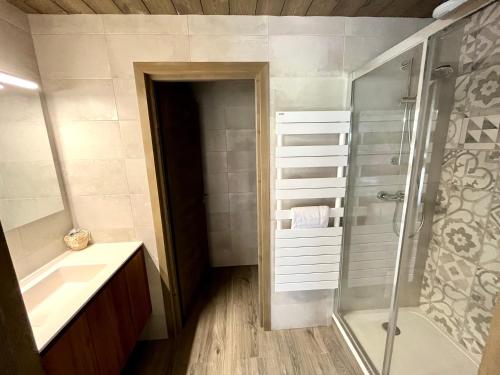 a bathroom with a shower and a sink at Chalet Alpaga 3 classé 4 étoiles in Châtel