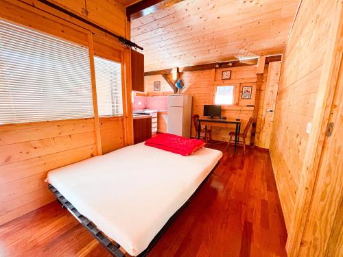 um quarto com uma cama num chalé de madeira em Le sorgenti - Chalet 12 em Palazzuolo sul Senio