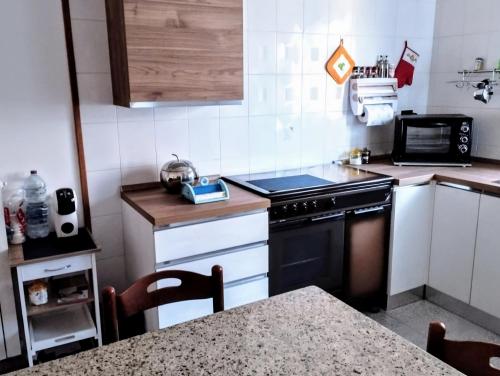 Kuchyň nebo kuchyňský kout v ubytování Grande Bilocale con giardino