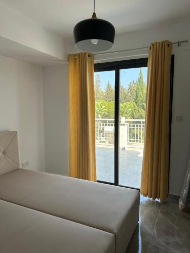 Säng eller sängar i ett rum på Beautiful modern 2-bedroom apartment in Kouklia