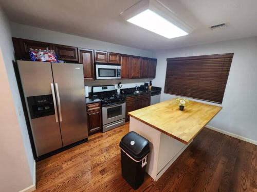 eine Küche mit einer Holztheke und einem Kühlschrank in der Unterkunft Luxury 2 bed apt, mins to NYC! in Union City
