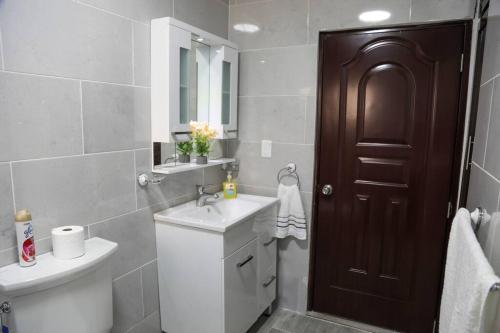 bagno con lavandino, servizi igienici e specchio di Villa Rocio - Country Villa with pool a SJM