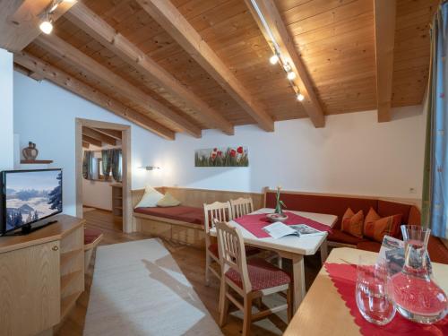 ein Wohnzimmer mit einem Tisch und einem Sofa in der Unterkunft Berghaus Koglmoos in Auffach