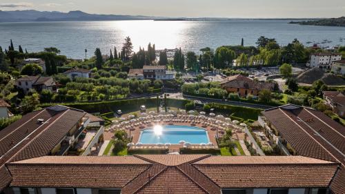 una vista aérea de una casa con piscina en Le Terrazze sul Lago Hotel & Residence, en Padenghe sul Garda