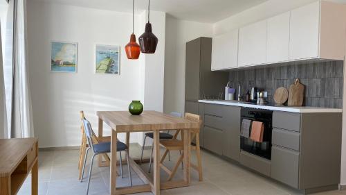 une cuisine avec une table et une salle à manger dans l'établissement Lukenda Rooms - Apartment, à Pakoštane
