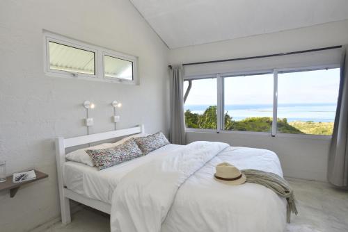Una cama o camas en una habitación de Fantaisie Lodges