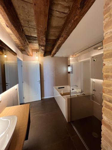 Venice Luxury Suite - Private Jacuzzi and Design photo 27