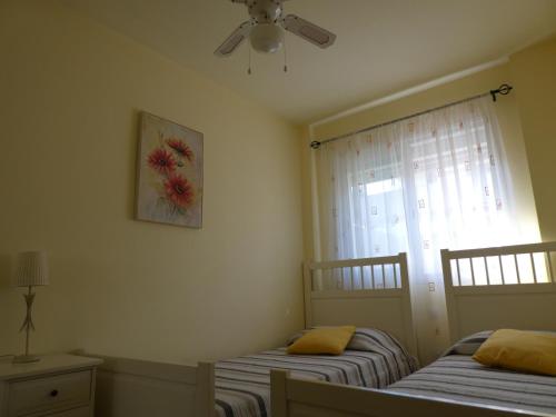 a bedroom with two beds and a window at Apartamento AKUNAMATATA con gran terraza, planta baja in Playa de San Juan