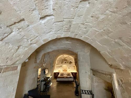 an archway in a building with a bed in it at CASA VACANZE BB 164-166 in Matera