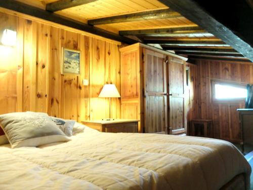 a bedroom with a large bed with wooden walls at Studio Tignes, 1 pièce, 4 personnes - FR-1-502-353 in Tignes