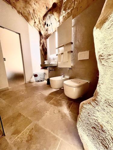 a bathroom with a toilet and a sink at CASA VACANZE BB 164-166 in Matera