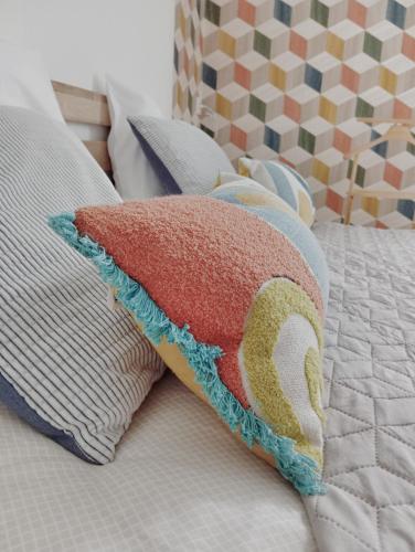 Ένα ή περισσότερα κρεβάτια σε δωμάτιο στο ROOMS HOME CSM Suites privées 1 ou 2 chambres en cœur de ville entre Paris et Reims 40 mn Disneyland Paris