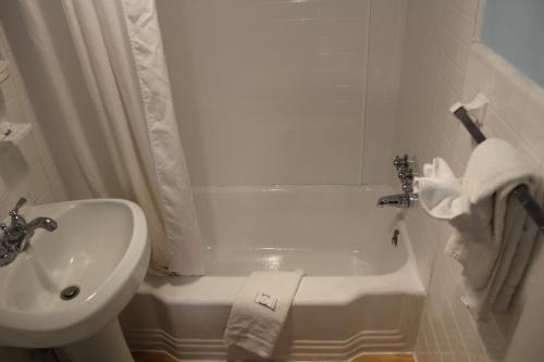 y baño con lavabo, bañera y aseo. en Saratoga Resort, en Wildwood Crest