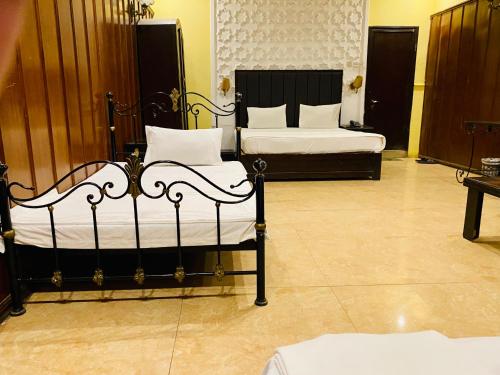 Una cama o camas en una habitación de HOTEL ROYAL ONE