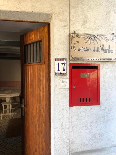 une porte menant à un bâtiment avec un panneau sur celui-ci dans l'établissement Casa dell'Arte, à Lugano