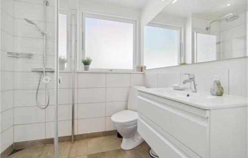 Kupatilo u objektu Awesome Apartment In Svaneke With House Sea View