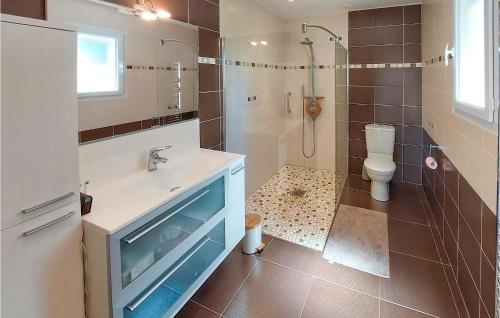 y baño con lavabo, aseo y ducha. en Nice Home In Sainte-gemme-la-plaine With Private Swimming Pool, Can Be Inside Or Outside, en Sainte-Gemme-la-Plaine