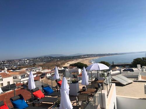 un groupe de chaises et de parasols au-dessus d'un bâtiment dans l'établissement Casa Paula Apartments, à Lagos