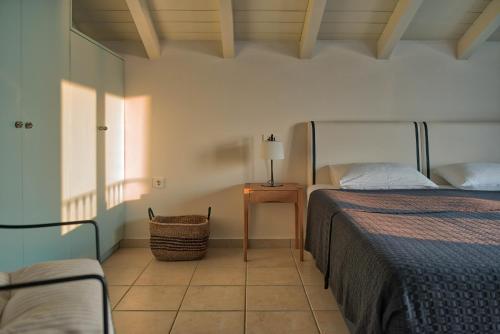 チィリヴィにあるErietta Aparthotelのベッドルーム1室(ベッド2台、ランプ付きテーブル付)