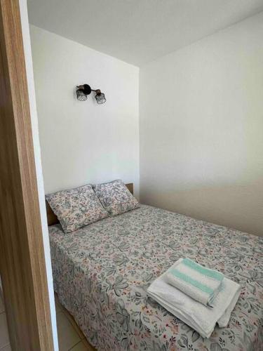 1 dormitorio pequeño con 1 cama y 2 toallas en appartement 2-4 pers, vue mer !, en Casaglione