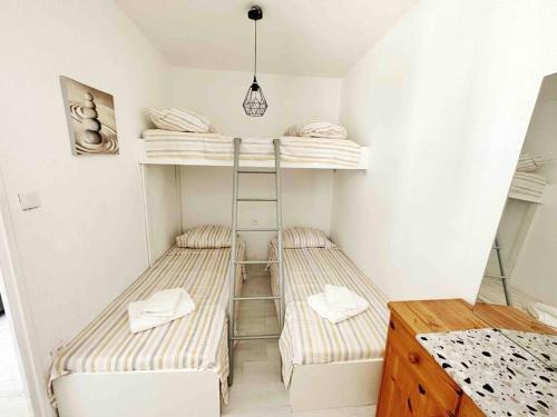 Cette chambre comprend deux lits superposés et un bureau. dans l'établissement T2 front de mer secteur Lydia- Clim, au Barcarès