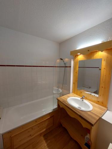 une salle de bain avec un lavabo et une baignoire dans l'établissement Studio 4 personnes au pied des pistes, à Chamrousse