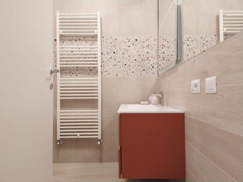 un piccolo bagno con lavandino e scala di Modern Central Apartment a Grottammare