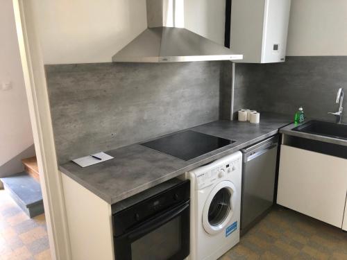 Kuchyň nebo kuchyňský kout v ubytování FENUA : gite 5 chambres 10 couchages en ville