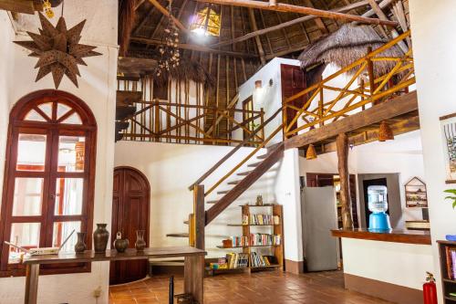 een grote kamer met een trap in een gebouw bij Bed & Breakfast Casaejido in Playa del Carmen